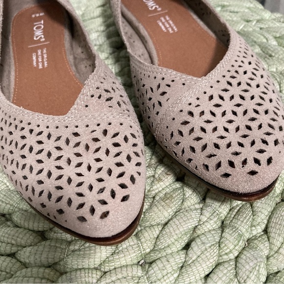 TOMS Jutti Perforated Suede Desert Taupe Pointed Slip On Flats NWOB - Picture 4 of 7